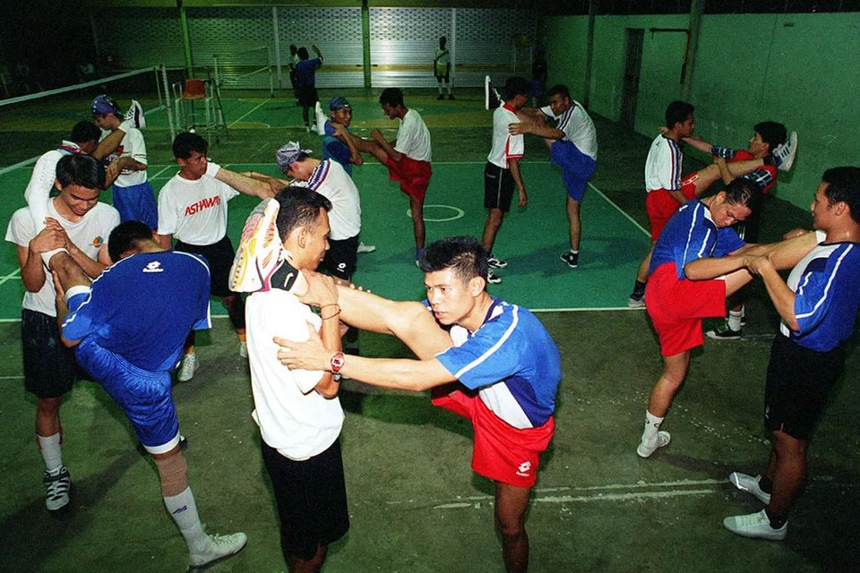 GIGIH BERLATIH: Sebagai kapten skuad takraw negara, Nur Hisham (tengah), mengetuai rakan-rakannya di sesi latihan dalam foto yang dipetik pada 1999 ini. - Foto fail 