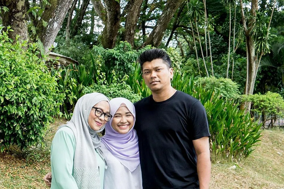 BERWIBAWA DAN BERWAWASAN: Nurul Aqilah Dahlan (tengah) berkata ibu bapanya Cik Norhayati Adris dan Encik Dahlan Manab sering mendorongnya agar sentiasa berbakti kepada masyarakat, selain menghulurkan bantuan terhadap mereka yang kurang bernasib baik dalam masyarakat. - Foto BH oleh NUR DIYANA TAHA