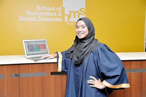 AKTIF MELAKUKAN KERJA SOSIAL: Hati Cik Nur Batrisyia Abdul Rani mudah tersentuh oleh kesusahan yang dirasakan orang lain, seperti mangsa kemiskinan, bencana dan peperangan, kerana pernah melalui derita dibelenggu pelbagai masalah keluarga. - Foto M.O. SALLEH