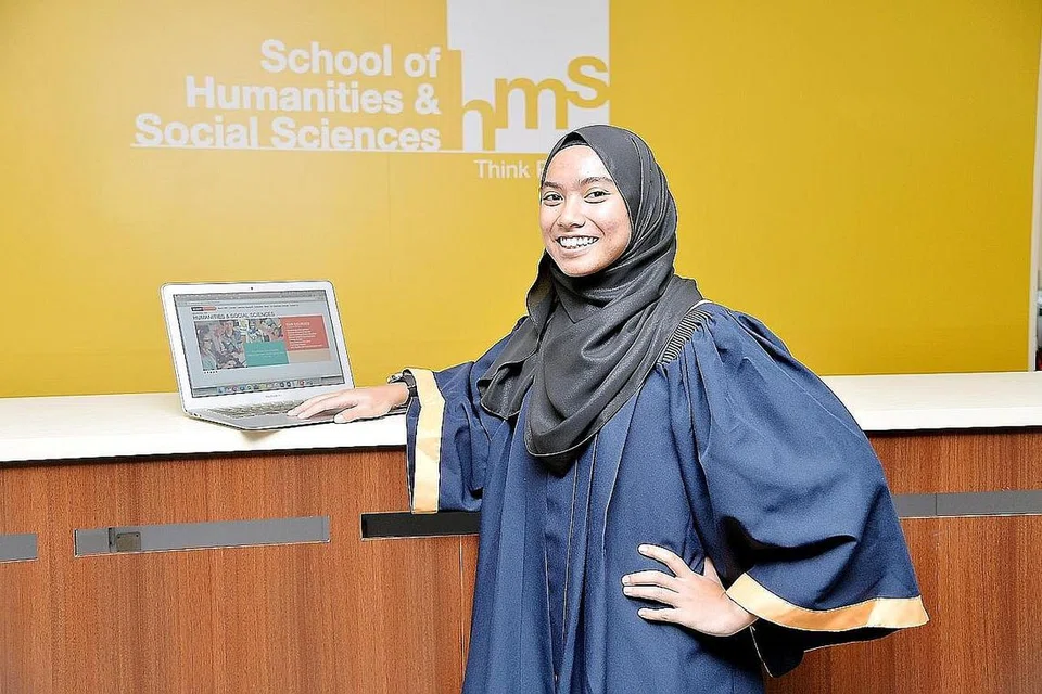 AKTIF MELAKUKAN KERJA SOSIAL: Hati Cik Nur Batrisyia Abdul Rani mudah tersentuh oleh kesusahan yang dirasakan orang lain, seperti mangsa kemiskinan, bencana dan peperangan, kerana pernah melalui derita dibelenggu pelbagai masalah keluarga. - Foto M.O. SALLEH