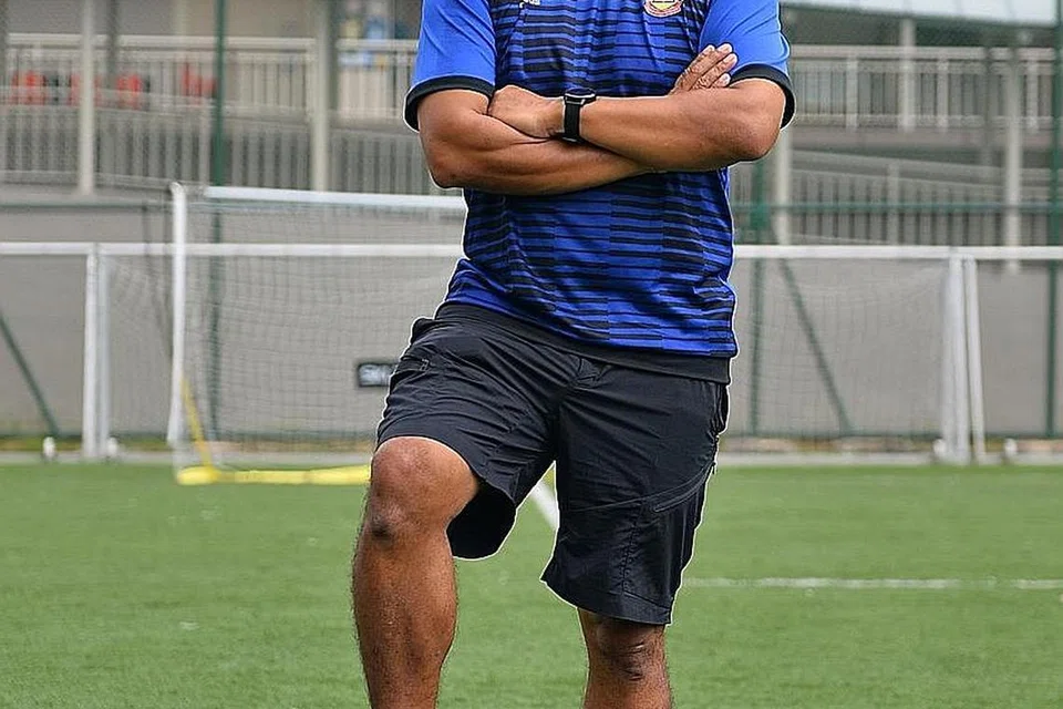 BANGUN POTENSI PELAJAR: Encik Edzra (kiri) menitikberatkan pendidikan sukan dengan kegiatan luar bilik darjah bagi membangunkan pelajar secara menyeluruh. - Foto BH oleh SYAZA NISRINA