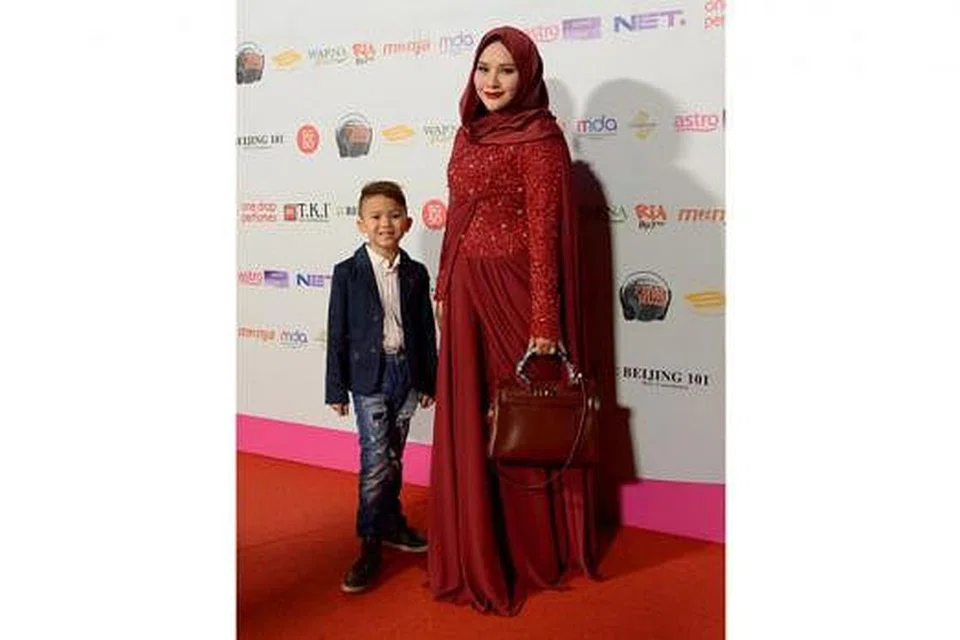 BERSERI-SERI: Selebriti Norfasarie kelihatan berseri mengenakan busana daripada Mumbai Image by Norasahari bersama anak sulungnya, Mika Bazil. Ini selepas Fatimah Mohsin memberitahunya tiada busana yang boleh dipakainya memandangkan Norfasarie kini mengandung lima bulan.