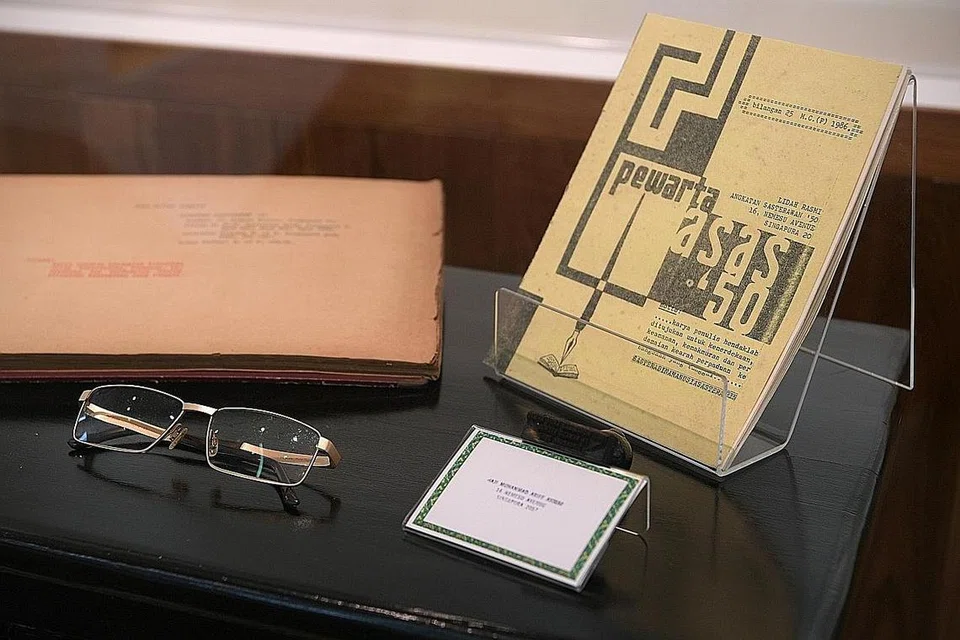 PAMERAN MANUSKRIP PENTING: Selain piala dan anugerah, pameran MAS memuatkan ruangan manuskrip yang menampilkan ucapan tidak diterbitkan, tulisan mengenai bahasa dan budaya yang disampaikan melalui radio, dan bahan rujukan program 'Bahasa Jiwa Bangsa' tentang nahu, tatabahasa dan budaya. Kesemua bahan tersebut ditaip Allahyarham sendiri menggunakan mesin taip. HARTA TIDAK TERNILAI: Pasukan MAS RRH@LIBRIS berjaya mendapatkan cermin mata terakhir yang digunakan Allahyarham Dr Muhammad Ariff Ahmad sebagai bahan pameran. Di samping itu, mereka mempamerkan Pewarta Asas '50, iaitu senarai nama pengasas yang disusun semula oleh Allahyarham.