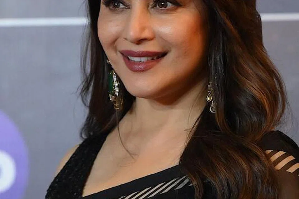 Madhuri Dixit dikenali dalam kalangan wartawan Bollywood sebagai menghormati sesiapa sahaja di sekelilingnya dan tidak bersikap ‘diva’ walaupun terkenal di serata dunia.