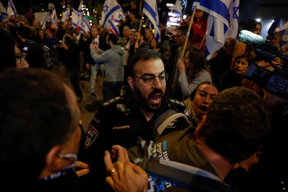 Polis bersemuka dengan penunjuk perasaan di protes terhadap pemerintah Perdana Menteri Israel, Encik Benjamin Netanyahu, di Tel Aviv pada 16 Mac 2024.