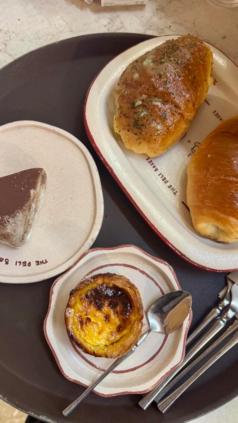Kek keju mochi coklat, ‘salt bread’ perisa asli dan perisa bawang putih, tart telur di Deli Bakes.