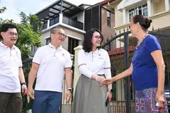 (Dari kiri) Timbalan Perdana Menteri, Encik Heng Swee Keat; Menteri Kebudayaan, Masyarakat dan Belia, Encik Edwin Tong; dan seorang wajah baru Parti Tindakan Rakyat (PAP), Cik Hazlina Abdul Halim, beramah-tamah bersama  penduduk Yarrow Gardens di Joo Chiat, Cik Bernie Liu, pada 5 April.