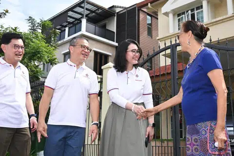 (Dari kiri) Timbalan Perdana Menteri, Encik Heng Swee Keat; Menteri Kebudayaan, Masyarakat dan Belia, Encik Edwin Tong; dan seorang wajah baru Parti Tindakan Rakyat (PAP), Cik Hazlina Abdul Halim, beramah-tamah bersama  penduduk Yarrow Gardens di Joo Chiat, Cik Bernie Liu, pada 5 April.