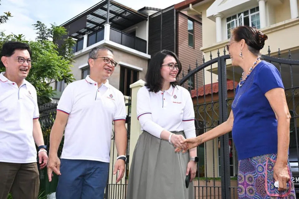 (Dari kiri) Timbalan Perdana Menteri, Encik Heng Swee Keat; Menteri Kebudayaan, Masyarakat dan Belia, Encik Edwin Tong; dan seorang wajah baru Parti Tindakan Rakyat (PAP), Cik Hazlina Abdul Halim, beramah-tamah bersama  penduduk Yarrow Gardens di Joo Chiat, Cik Bernie Liu, pada 5 April.