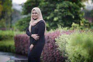 RINDU TEMAN: Mariam terasa rindu dah lapan bulan tak jumpa kawan-kawan dari Team B. Masuk bangunan pejabat pun dari pintu yang berbeza. - FotoBM oleh JASON QUAH