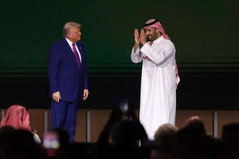 Presiden Amerika Syarikat, Donald Trump, memerhati Putera Mahkota Arab Saudi, Mohammed bin Salman, ketika menyapa para hadirin semasa Forum Pelaburan Saudi-AS yang berlangsung di Pusat Persidangan Antarabangsa Raja Abdul Aziz di Riyadh pada 13 Mei 2025. 