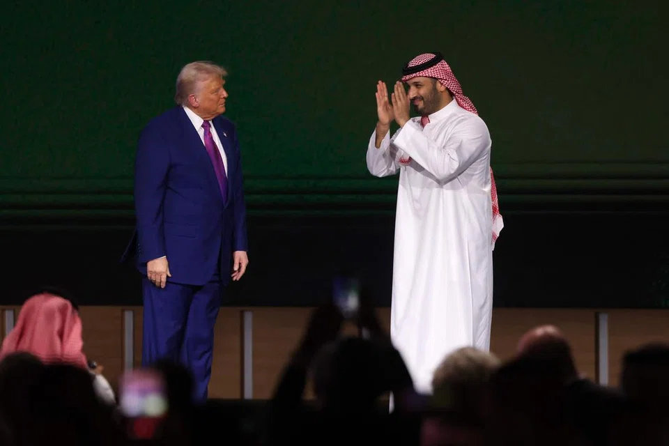 Presiden Amerika Syarikat, Donald Trump, memerhati Putera Mahkota Arab Saudi, Mohammed bin Salman, ketika menyapa para hadirin semasa Forum Pelaburan Saudi-AS yang berlangsung di Pusat Persidangan Antarabangsa Raja Abdul Aziz di Riyadh pada 13 Mei 2025. 