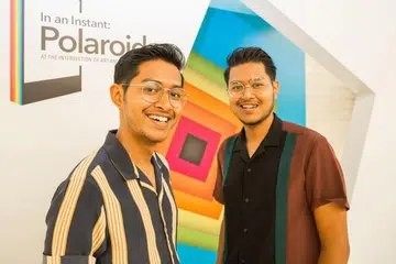 PERKASA ORANG LAIN: Adik-beradik kembar, Encik Yais (kiri) dan Encik Yafiq Yusman menghargai peluang berkongsi karya Instagram dan pengalaman mereka bagi menarik minat orang ramai agar ceburi bidang fotografi di pameran 'In An Instant: Polaroid at the Intersection of Art and Technology' di Muzium Negara Singapura. - Foto MUZIUM NEGARA SINGAPURA