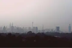 Pemandangan di pusat bandar Kuala Lumpur ketika dilanda jerebu.