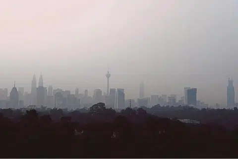 Pemandangan di pusat bandar Kuala Lumpur ketika dilanda jerebu.