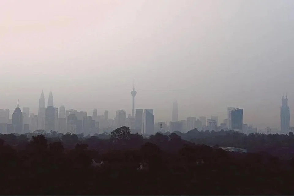 Pemandangan di pusat bandar Kuala Lumpur ketika dilanda jerebu.