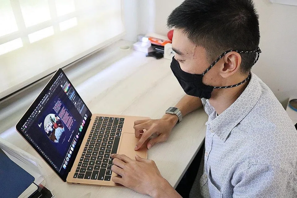 BERALIH KE WADAH DIGITAL: Kakitangan PPIS menyediakan poster menggalakkan orang ramai menyumbang derma kepada badan tersebut secara dalam talian. - Foto PPIS