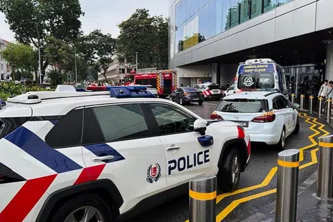 Sebuah kereta polis, ambulans, dan trak SCDF dilihat di tempat kejadian, dengan dua lagi kenderaan SCDF diletak di luar Raffles City Tower.