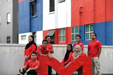 GIGIH MEMBIMBING: Ini merupakan antara mentor daripada Majulah Community yang giat menjadi mentor kepada para belia, terutama belia yang berisiko. Gerakan tidak mengaup untung ini diketuai CEOnya, Cik Marlisa Rosli (tudung kelabu).- Foto BM oleh DESMOND FOO