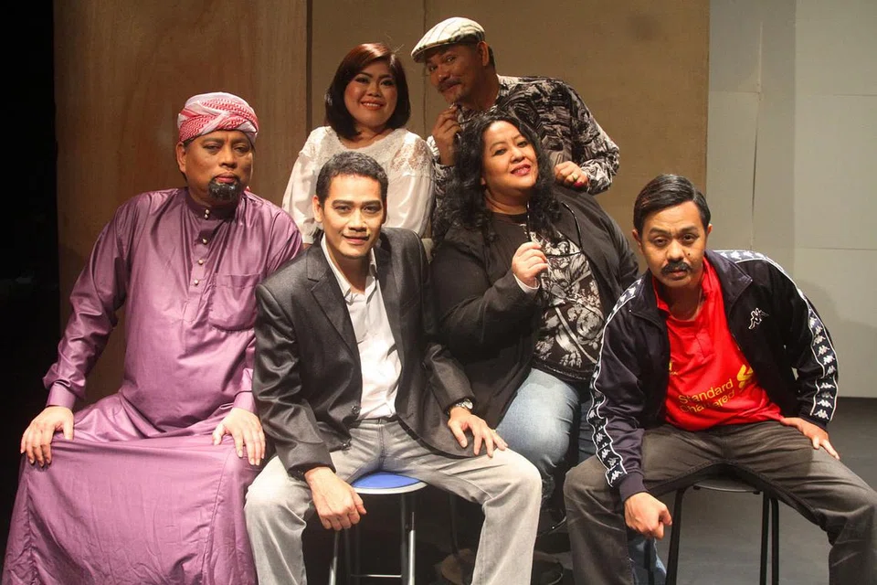 BERSATU SEMULA: Anggota perintis dan bengkel remaja Teater Kami bergabung dalam teater Abang Teksi tulisan Keater HM (depan, kiri), yang turut membawa peranan sebagai pemandu warak bernama Adnan. Beliau disokong oleh (dari depan sebelahnya) Razak Madon, Junainah Md Yusoff, Suhailmy Ruslan, serta (belakang, dari kanan) Mokhtar Ibrahim dan Dalifah Sharil. - Foto-foto TEATER KAMI