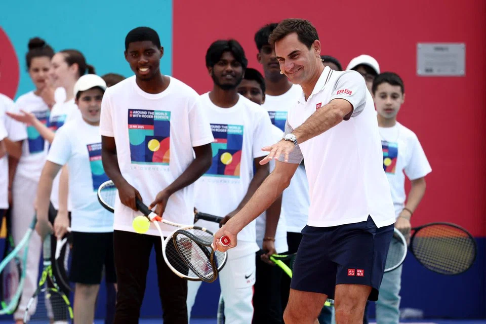 Walaupun sudah bersara daripada bermain tenis secara profesional, Roger Federer (depan) berkesempatan meluangkan masa mengajar belia bermain tenis semasa pembukaan gelanggang tenis baru di  La Courneuve, Perancis pada 22 Mei. 