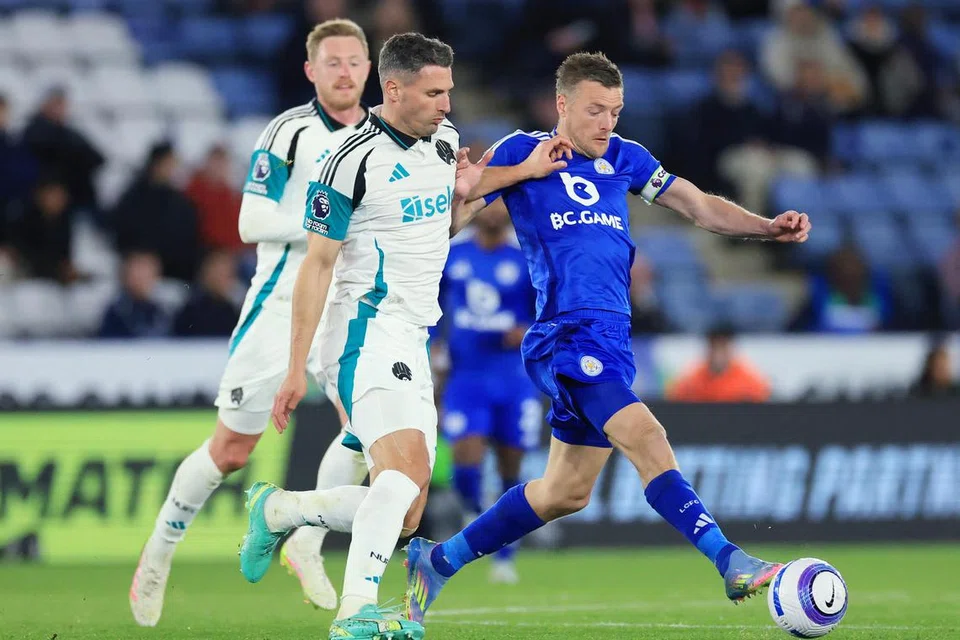 Jamie Vardy dari Leicester City beraksi bersama pemain Newcastle United, Fabian Schar.