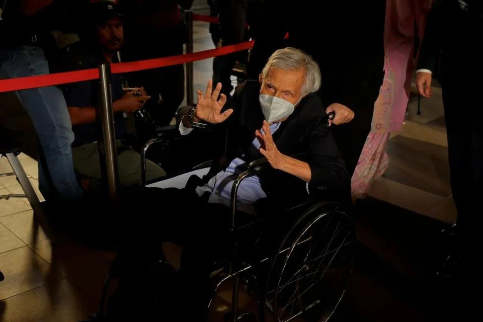 Mantan Menteri Kewangan Malaysia, Tun Daim Zainuddin, didakwa di Mahkamah Sesyen Kuala Lumpur pada 29 Januari kerana gagal isytihar 71 aset miliknya sebagaimana notis dikehendaki Suruhanjaya Pencegahan Rasuah Malaysia. 