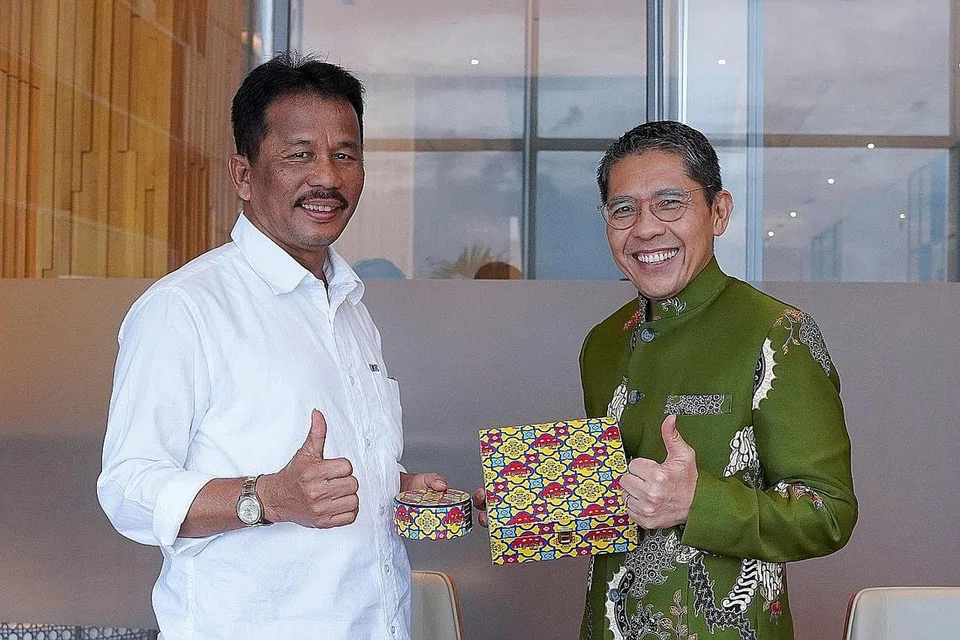 KEMESRAAN DUA HALA: Pertukaran cenderamata antara Menteri di Pejabat Perdana Menteri yang juga Menteri Kedua (Ehwal Luar merangkap Pendidikan), Dr Mohamad Maliki Osman, dan Datuk Bandar Batam merangkap Pengerusi BP Batam, Encik Muhammad Rudi, pada Khamis lalu. 