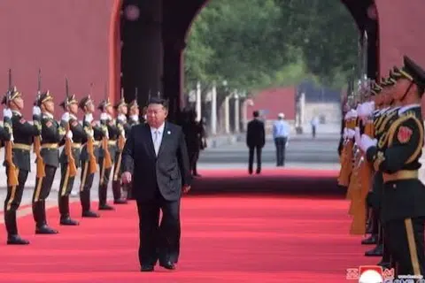 Pemimpin Korea Utara Encik Kim Jong Un tiba untuk perarakan tentera sempena menandakan ulang tahun ke-80 berakhirnya Perang Dunia Kedua, di Beijing, China, pada 3 September 2025.
