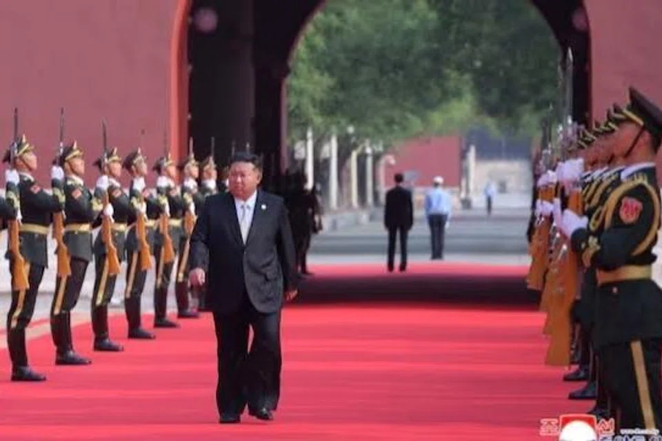 Pemimpin Korea Utara Encik Kim Jong Un tiba untuk perarakan tentera sempena menandakan ulang tahun ke-80 berakhirnya Perang Dunia Kedua, di Beijing, China, pada 3 September 2025.