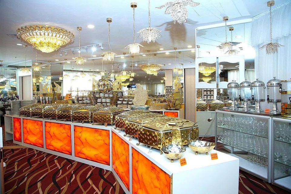 DI BAWAH SATU BUMBUNG: Dewan The Orange Ballroom berupaya menempatkan sehingga 3,000 tetamu hasil 30 meja yang mampu dimuatkan dalam ruang dewan tersebut - berbanding 20 meja makan sahaja sebelum ini. - Foto BM oleh ZALEHA ABDUL KADER