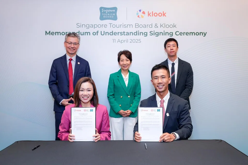 Menteri Bertanggungjawab bagi Hubungan Perdagangan, Cik Grace Fu (tengah), bersama (dari kiri) Pengerusi STB, Encik Olivier Lim; Ketua Eksekutif STB, Cik Melissa Ow; Ketua Pegawai Eksekutif selaku pengasas bersama Klook, Encik Ethan Lim; dan presiden selaku pengasas bersama Klook, Encik Eric Gnock Fah, hadir bagi memeterai MOU pada 11 April.