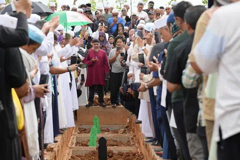 Jenazah Allahyarham Ustaz Tengku Mohamad Fouzy Tengku Mahid Jumat selamat disemadikan di Pusara Aman pada sekitar 3 petang.