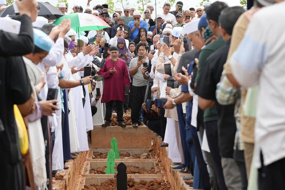 Jenazah Allahyarham Ustaz Tengku Mohamad Fouzy Tengku Mahid Jumat selamat disemadikan di Pusara Aman pada sekitar 3 petang.