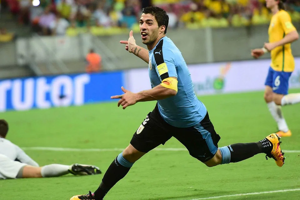 GOL: Luis Suarez meraikan jaringannya ke atas Brazil dalam perlawanan kelayakan Piala Dunia Zon Amerika Selatan minggu lalu. - Foto AFP