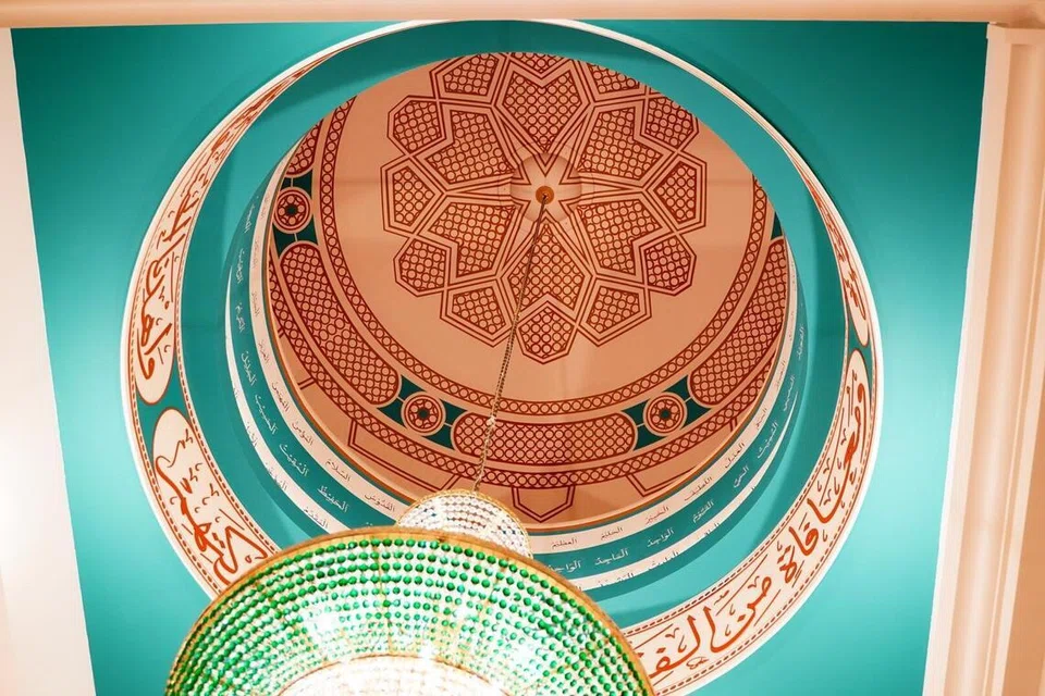 Bahagian dalaman Makam Habib Noh turut dihiasi dengan kaligrafi 99 nama Allah swt serta doa.