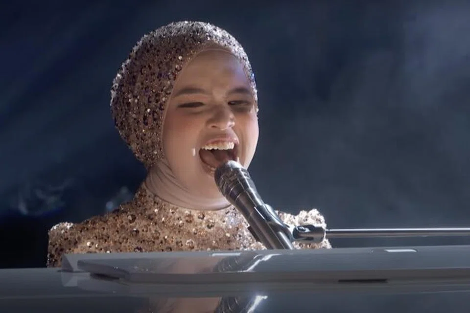 MEMUKAU: Penyanyi Indonesia, Putri Ariani, mendendangkan lagu U2 berjudul ‘I Still Haven’t Found What I’m Looking For’ dengan versi tersendiri sambil duduk bermain piano di ‘America’s Got Talent’ pada Selasa. 