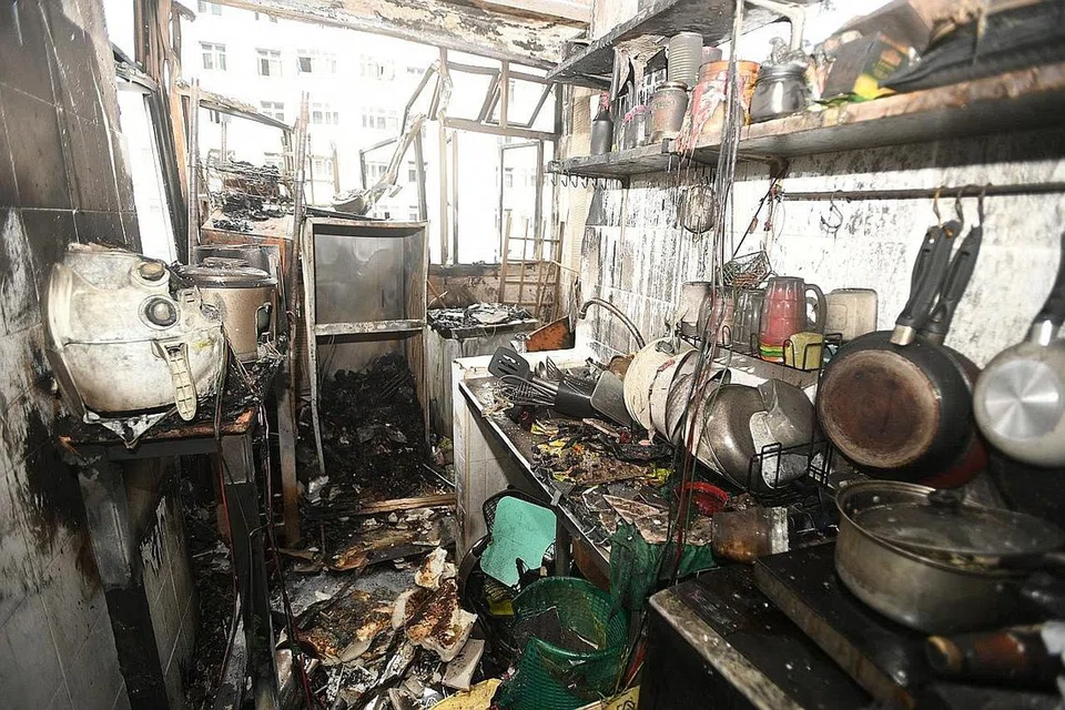 KEBAKARAN TERUK: Hampir semua benda dalam flat sewa ini terbakar. Mangsa kebakaran dibawa ke hospital untuk menerima rawatan bagi kecederaan yang dialami. - Foto-foto SHIN MIN