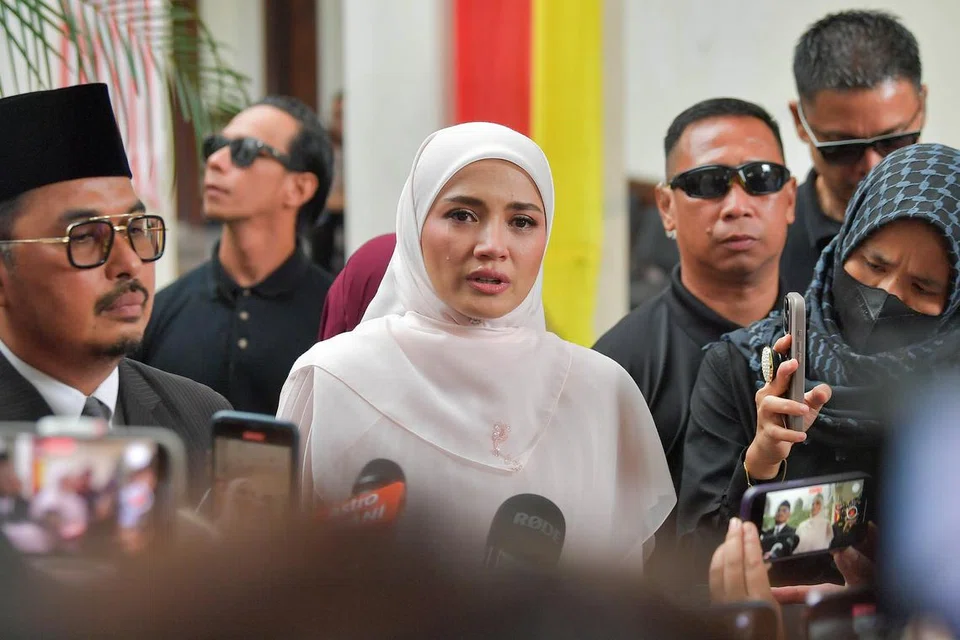 Fazura atau nama betulnya, Nur Fazura Sharifuddin, yang ditemui pihak media di Mahkamah Rendah Syariah Subang Bestari pada 7 Oktober, turut mendakwa disebabkan sikap Fattah, hidupnya menjadi sengsara sehingga beliau nekad menuntut cerai.
