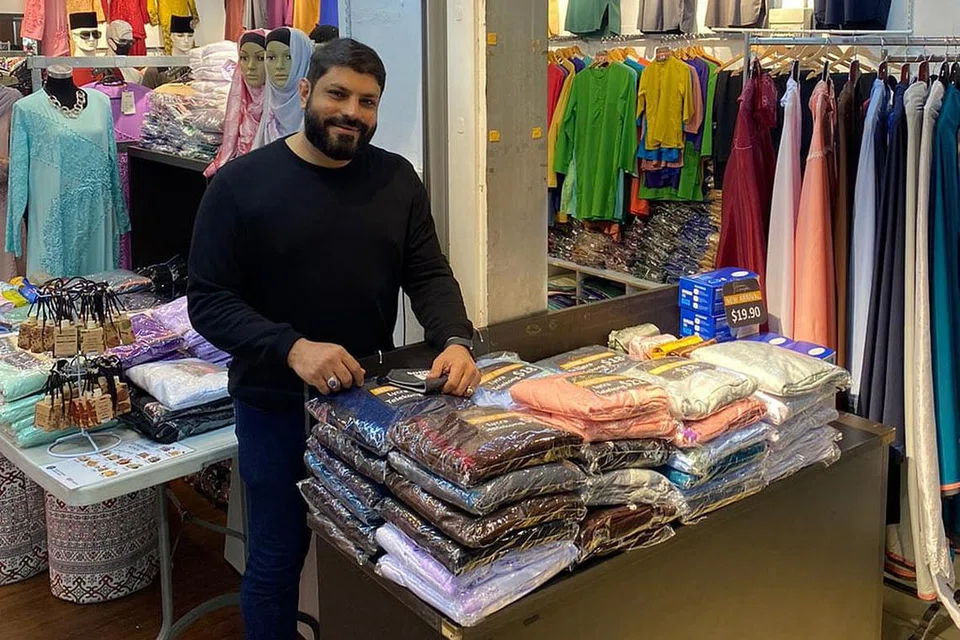 RAMAI DIKUNJUNGI: Encik Feroz Abdullah yang memiliki empat kedai pakaian di Pasar Geylang Serai dan Joo Chiat Complex di bawah jenama Muzika Glamour berkata perniagaan kini rancak semula. - Foto ihsan FEROZ ABDULLAH