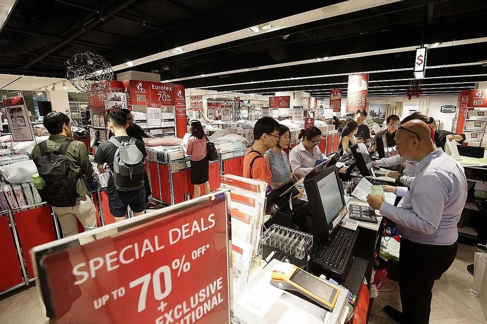 POTONGAN HARGA TINGGI: Pelanggan di Metro turut menikmati bukan sahaja potongan harga tinggi malah dibuka seawal 7.30 pagi semalam. - Foto ZAOBAO