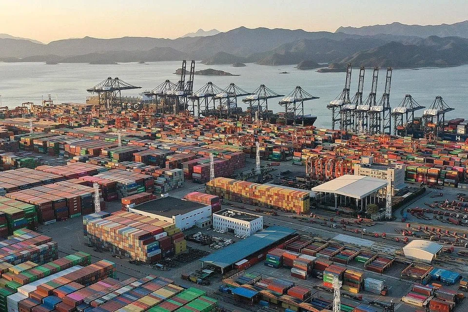 KUASA EKONOMI DAN KETENTERAAN: Sekumpulan kapal tentera laut China dan Russia semasa satu latihan ketenteraan bersama di Laut Jepun dan Pelabuhan Yantian di Shenzhen, di wilayah Guangdong. Tinjauan itu mendapati dalam kalangan mereka yang tidak mempercayai China, 41.4 peratus berpendapat kuasa ekonomi dan ketenteraan China boleh digunakan untuk mengancam kepentingan dan kedaulatan negara mereka.