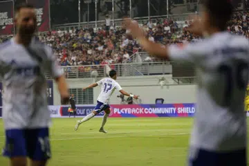 Penyerang Lion City Sailors, Ilhan Fandi (tengah), meraikan kepulangannya ke Liga Perdana Singapura (SPL) dengan menjaringkan dua gol untuk membantu pasukannya menewaskan Tampines Rovers 2-0 sekali gus menjulang Perisai Masyarakat di Stadium Jalan Besar pada 6 September.