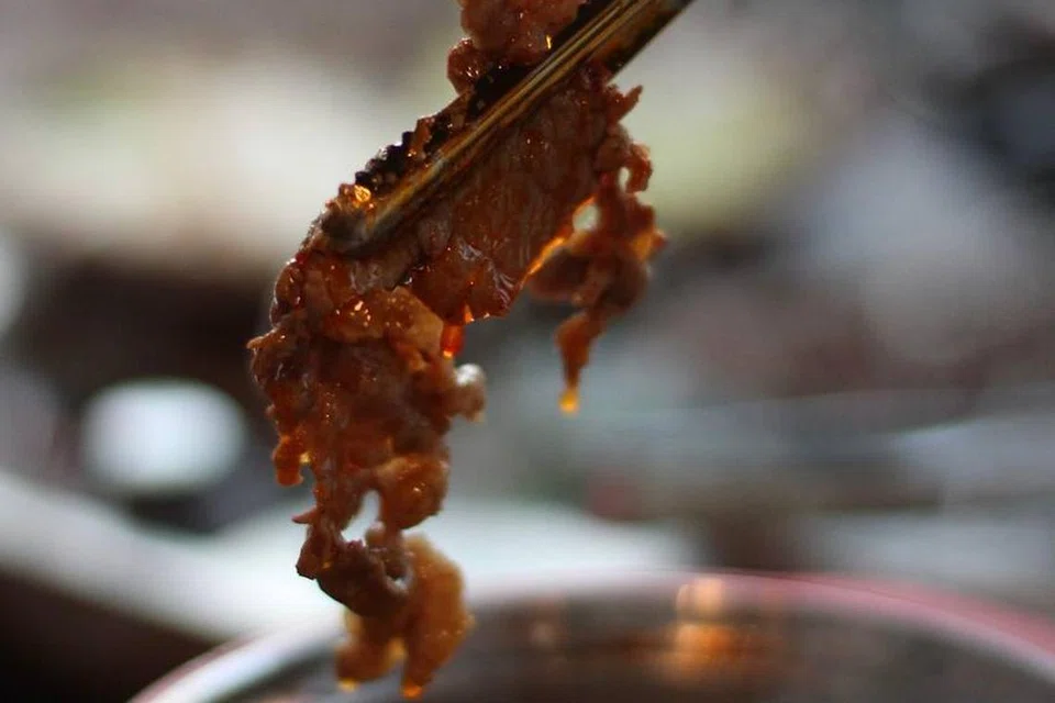 Daging ‘shabu-shabu’ dicelup ke dalam ‘hotpot’ yang mengandungi sup mendidih, membolehkan ia dimasak dengan cepat sambil menyerap rasa sup yang kaya dan aromatik.