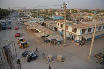 TENANG DALAM KERIBUTAN: Kelihatan orang ramai berjalan di kawasan Kunduz, Afghanistan, pada 10 Oktober 2021. Kunduz menyaksikan serangan pengebom nekad di Masjid Gozar-e-Sayed pada 8 Oktober lalu. - Foto 