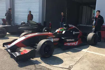 UJI KERETA: Daim menguji kereta Formula Renault (FR) di ibu pejabat BlackArts Racing di Litar Antarabangsa Zhuhai sebanyak dua kali sebelum ini. Musim F4 China yang bermula hujung minggu ini bagaimanapun tidak menggunakan kereta FR, justeru satu lagi cabaran bagi Daim ialah untuk menyesuaikan dirinya dengan dinamik dan ciri-ciri unik kereta F4 yang bakal dipandunya nanti. - Foto BLACKARTS RACING