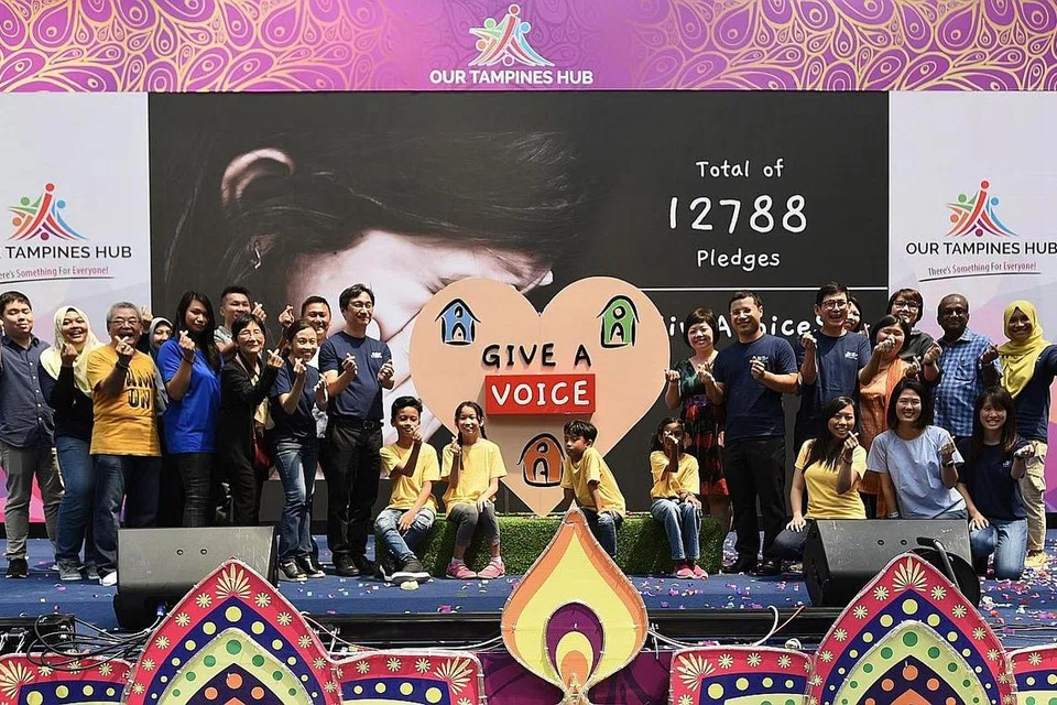 PUPUK KESEDARAN: Encik Desmond Lee (berdiri, tujuh dari kanan) menghadiri karnival Pusat Pakar Perlindungan Kanak-Kanak Big Love, sempena ulang tahun kelima pusat itu, yang bertujuan memupuk kesedaran tentang isu penderaan kanak-kanak. - Foto BH oleh MATTHIAS CHONG
