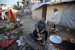 Seorang lelaki Palestin sedang memasak juadah berbuka puasa di luar tempat perlindungannya di kem pelarian Bureij, yang terletak di tengah Semenanjung Gaza, pada 11 Mac 2025 sempena bulan suci Ramadan.