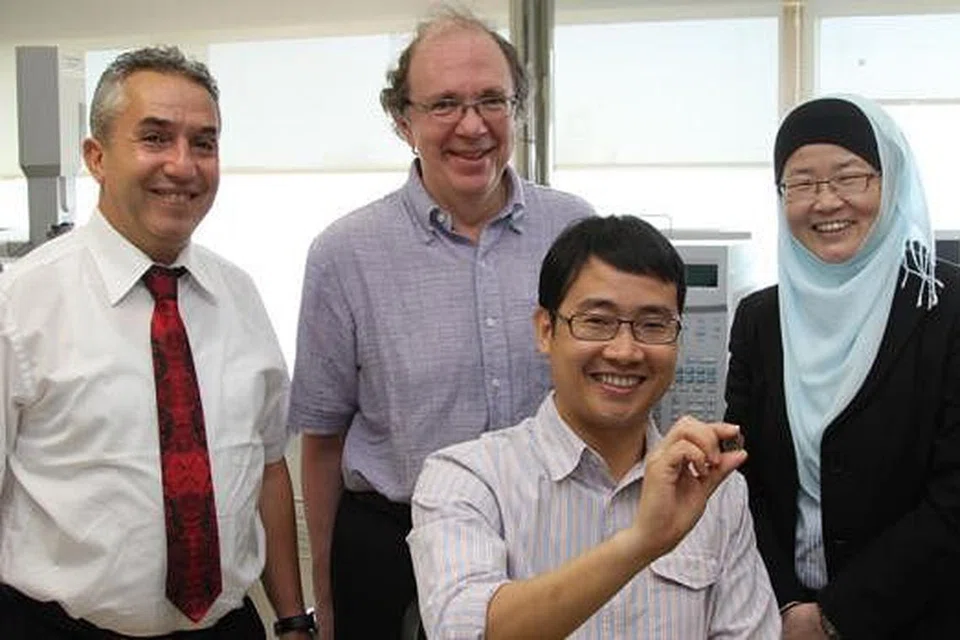 PENCAPAIAN BARU HASIL KERJASAMA: (Dari kanan) Penyelidik Singapura daripada IBN terdiri daripada Profesor Jackie Y. Ying dan Dr Jinhua Yang serta penyelidik daripada Hydro-Québec, Dr Michel Trudeau dan Dr Karim Zaghib. - Foto A*STAR