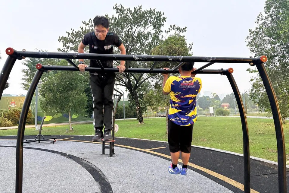 Penuntut fisioterapi di Kolej Universiti Institut Jantung Negara di Kuala Lumpur, Encik Salahuddin Hairul Hisham (kiri) terpaksa beriadah dalam keadaan jerebu, sebagai persediaan untuk satu pertandingan larian minggu depan.